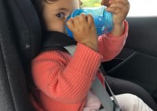 Bebe bebiendo en el coche